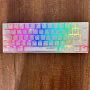 Clavier Gamer Mécanique Rechargeable SAREPO RGB 60% – Bluetooth, Sans Fil 2,4 GHz et Mode Filaire – Red Switch Black/White