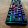 Clavier Gamer Mécanique Rechargeable SAREPO RGB 60% – Bluetooth, Sans Fil 2,4 GHz et Mode Filaire – Red Switch Black/White