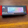 Clavier Gamer Mécanique Rechargeable SAREPO RGB 60% – Bluetooth, Sans Fil 2,4 GHz et Mode Filaire – Blue Switch Black/White
