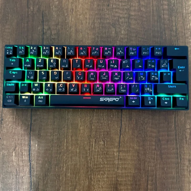 Clavier Gamer Mécanique Rechargeable SAREPO RGB 60% – Bluetooth, Sans Fil 2,4 GHz et Mode Filaire – Blue Switch Black/White