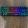 Clavier Gamer Mécanique Rechargeable SAREPO RGB 60% – Bluetooth, Sans Fil 2,4 GHz et Mode Filaire – Blue Switch Black/White